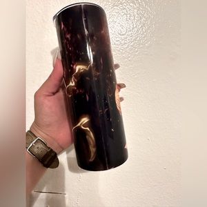 20oz stainless steel tumbler will keep you’re drinks hot or cold.